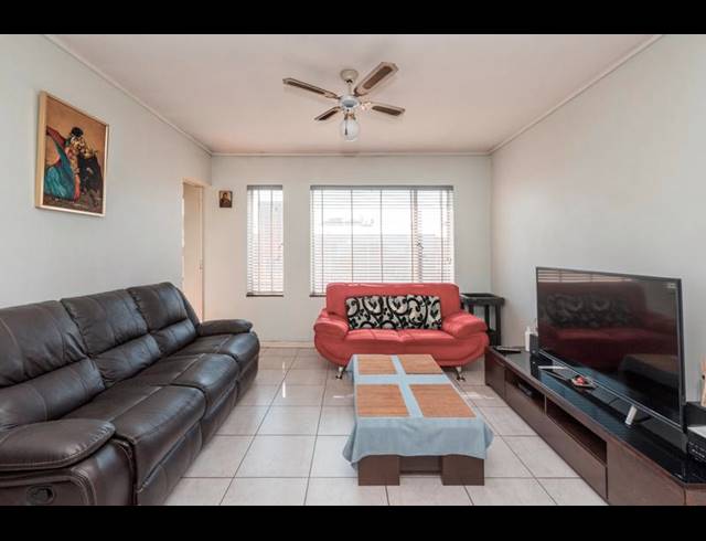 1 BEDROOM APARTMENT FOR SALE IN MALVERN EAST EXT
